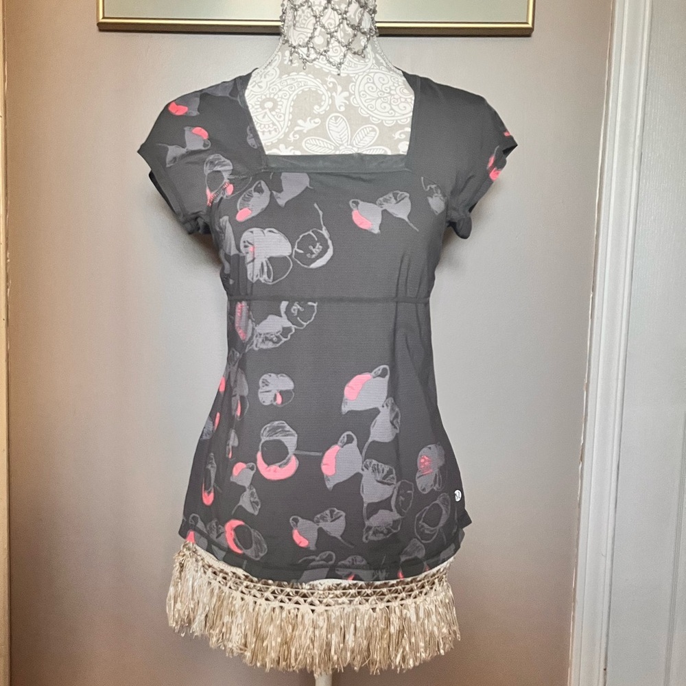 2/$50 Lululemon Size 8 Track Tech SS Shirt Wren Gray Orange Poppy
Very Rare